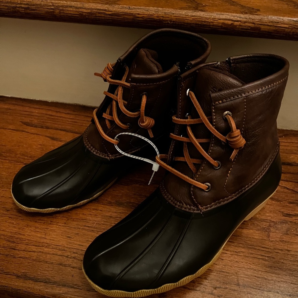 Sperry Rainboots purchased from Dillards. Brand new. Size 4.